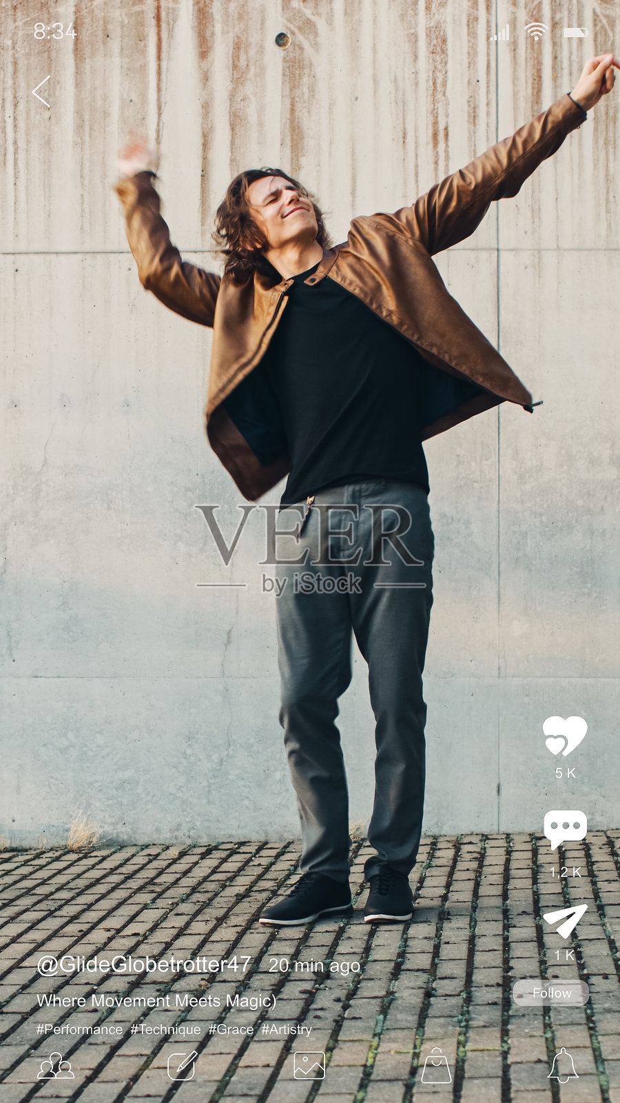 垂直移动界面：社交媒体应用程序的模拟图，展示一位白人男性网红在街上快乐地跳舞，与粉丝分享瞬间。适合社交媒体帖子和故事的理想模板。照片摄影图片