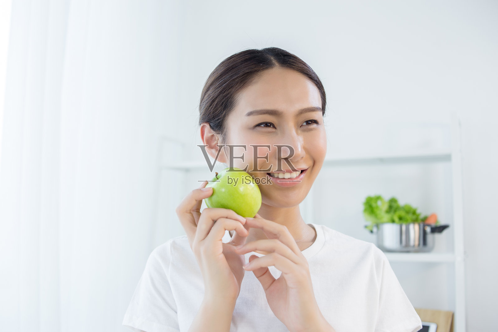 美丽女孩吃苹果照片摄影图片