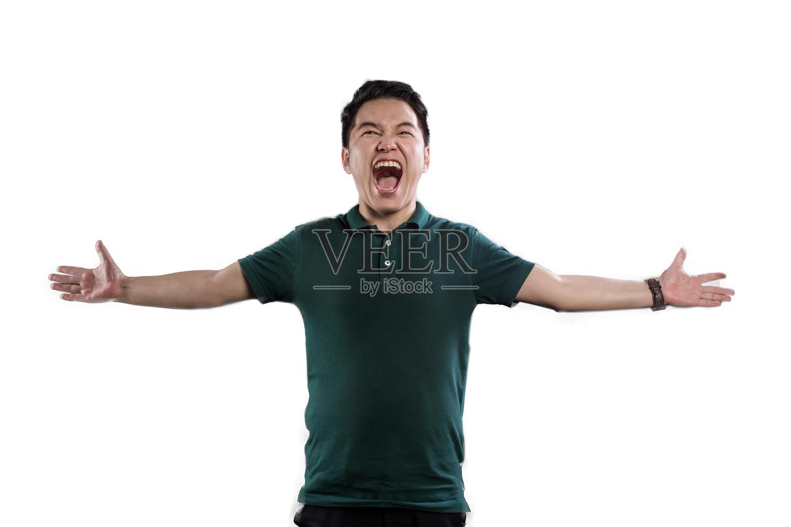 兴奋的亚洲男子张开双臂庆祝成功照片摄影图片