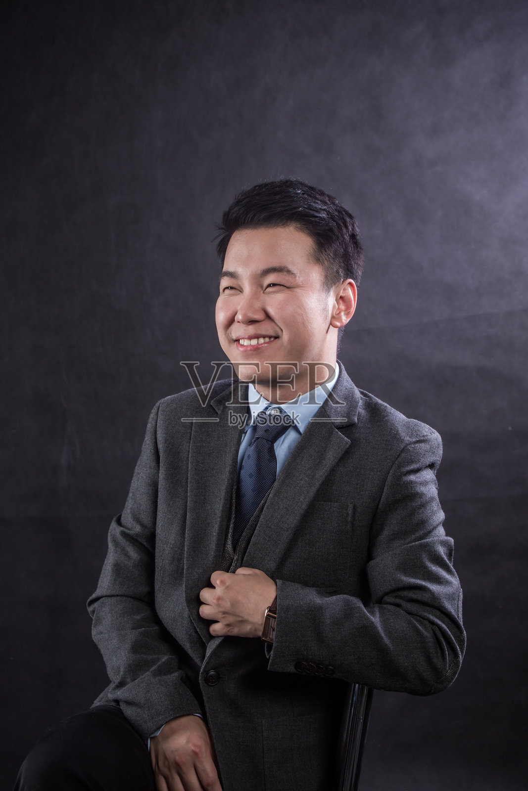 帅气年轻男子的肖像，穿着休闲衬衫照片摄影图片