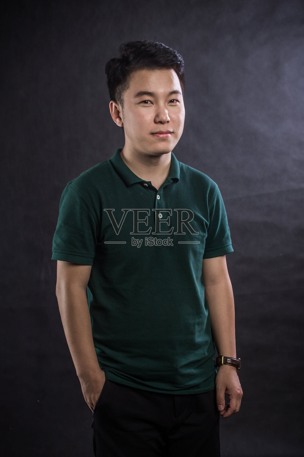 帅气年轻男子的肖像，穿着休闲衬衫照片摄影图片