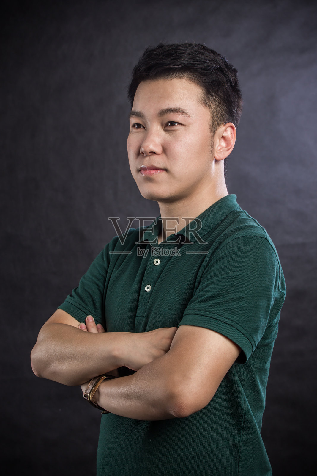 帅气年轻男子的肖像，穿着休闲衬衫照片摄影图片