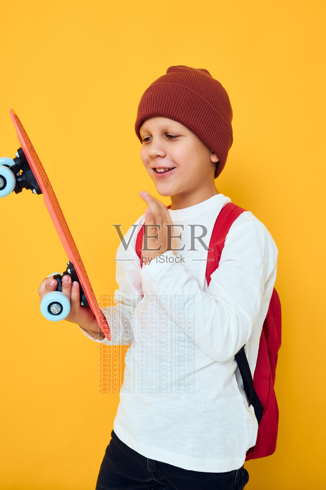 穿着白色毛衣的酷酷微笑男孩滑板娱乐童年生活方式概念照片摄影图片