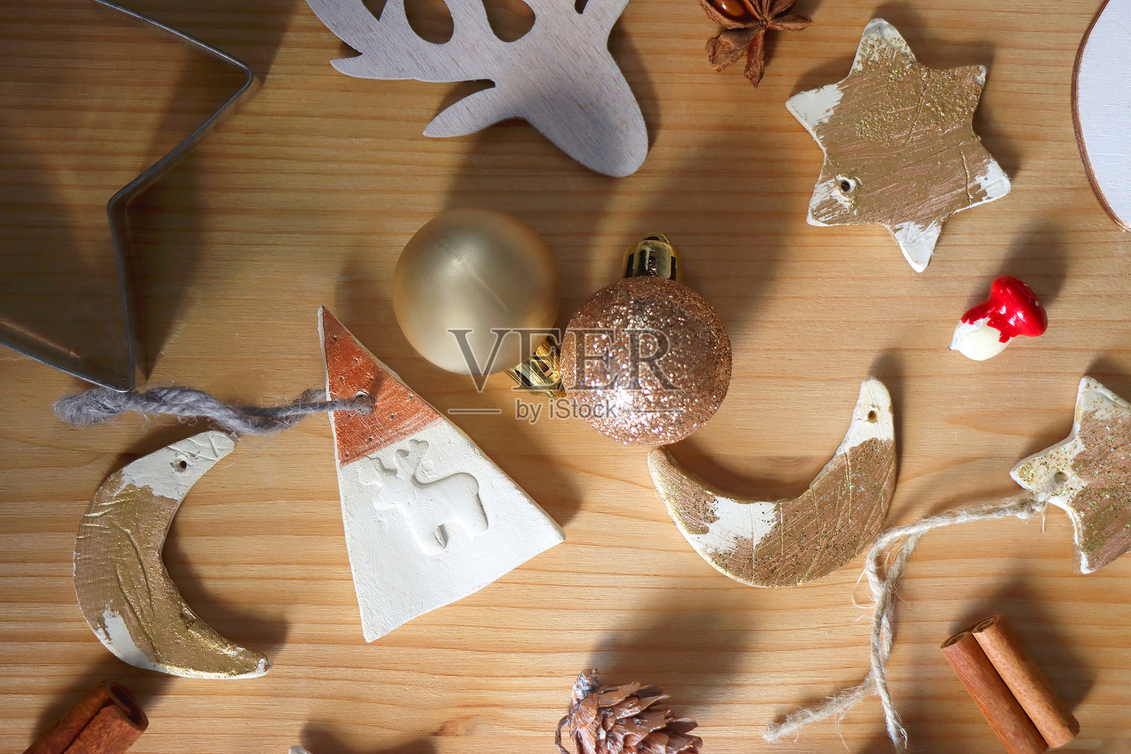 木质背景上的圣诞装饰照片摄影图片