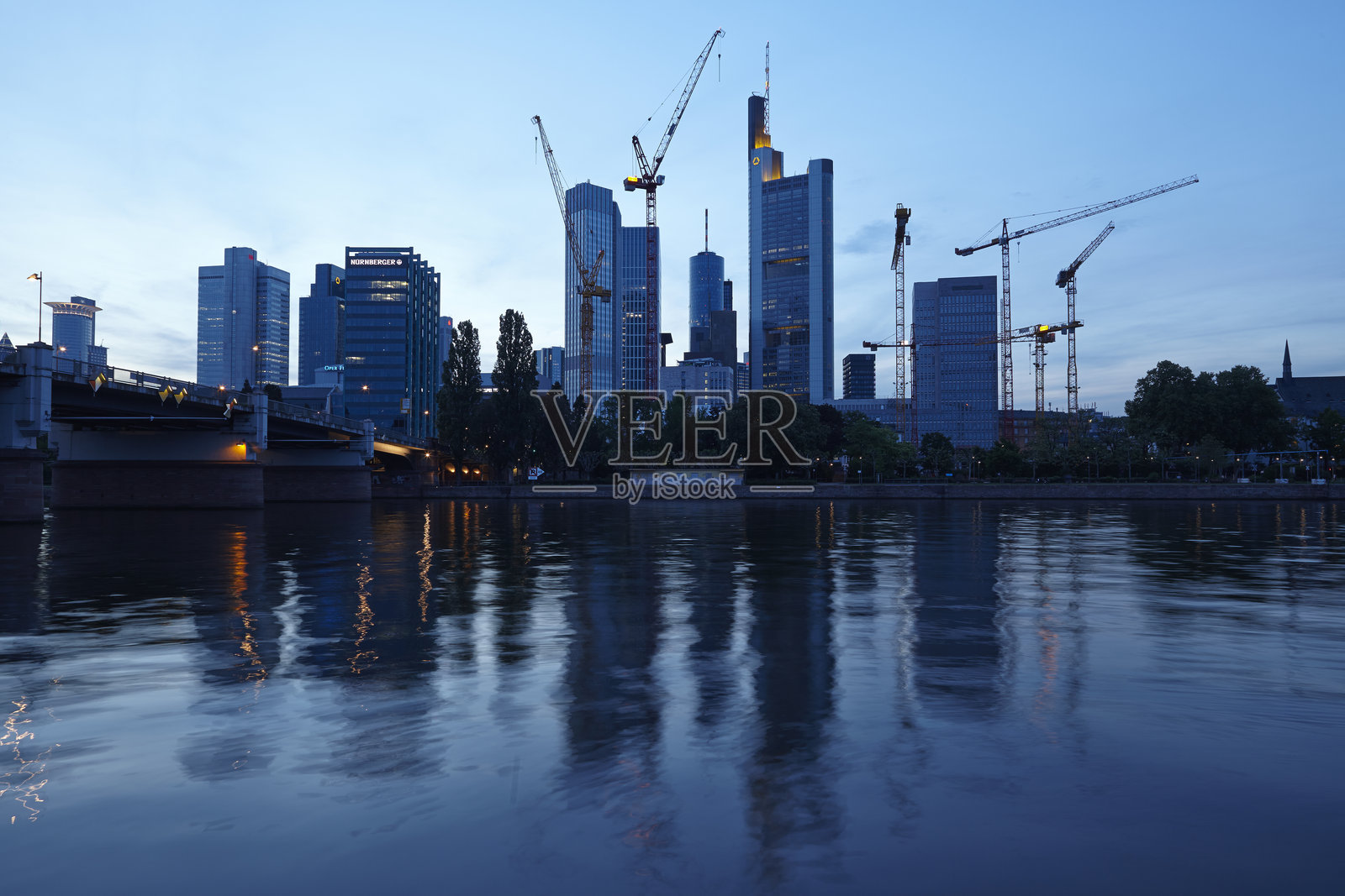 法兰克福 - 最大银行公司的摩天大楼照片摄影图片