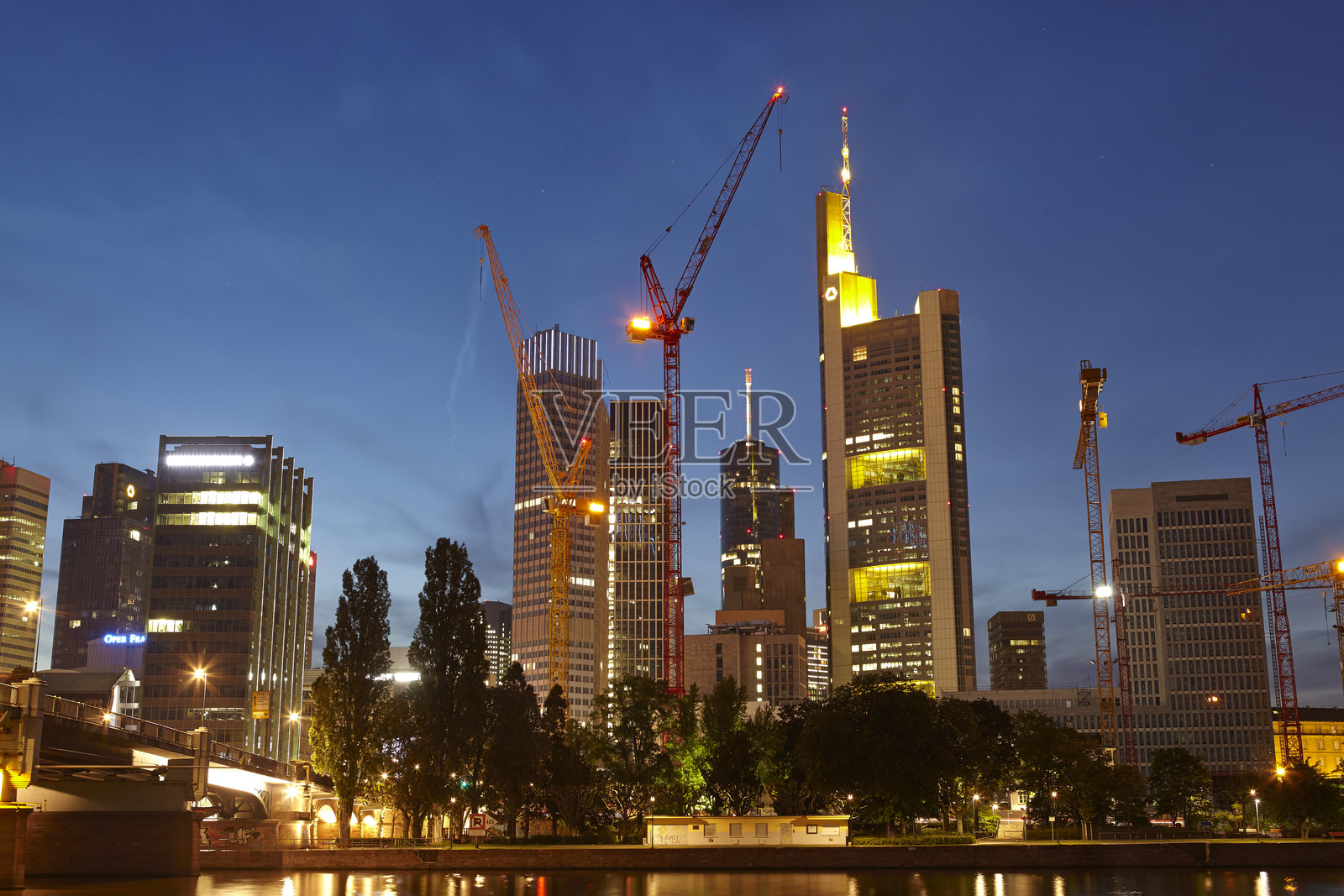 法兰克福 - 最大银行公司的摩天大楼照片摄影图片