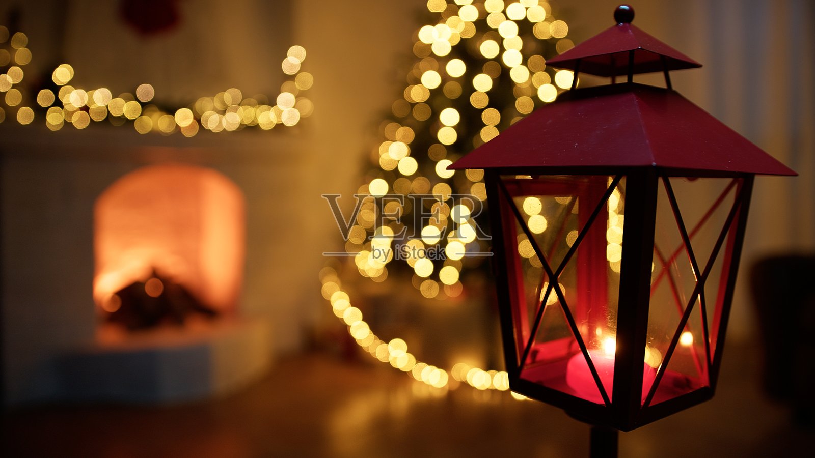 圣诞老人红色灯笼与树和夜间房间里的灯光照片摄影图片