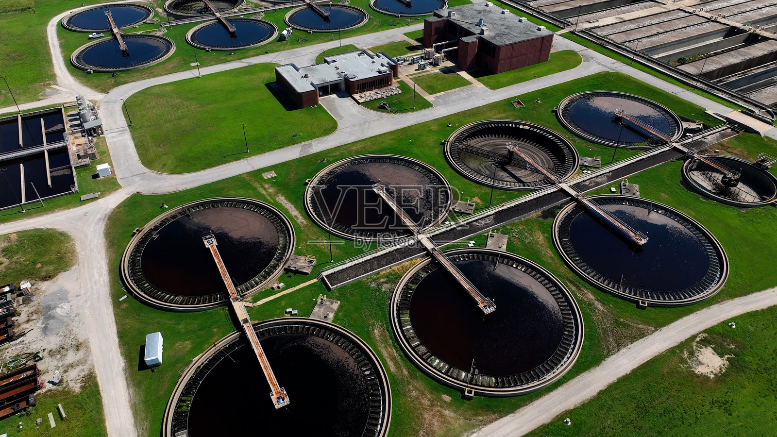 位于田纳西州孟菲斯的密西西比河旁的水处理厂设施照片摄影图片