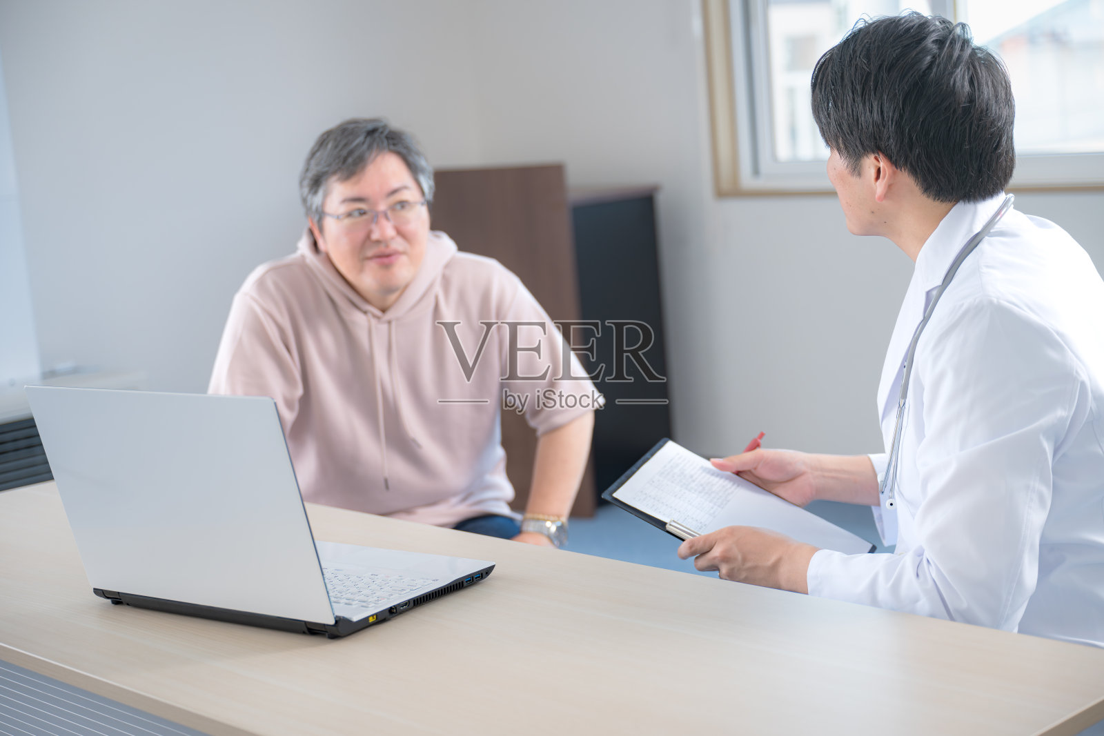 医生与病人照片摄影图片