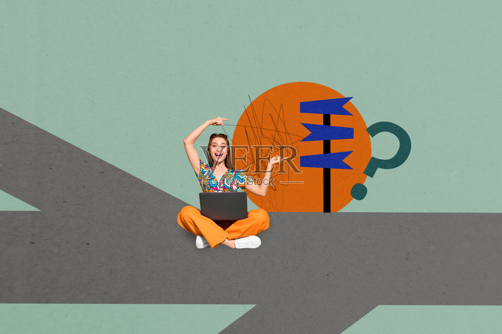 快乐的自由职业女孩在涂鸦背景前指向箭头，手持笔记本电脑和问号的合成照片拼贴。照片摄影图片