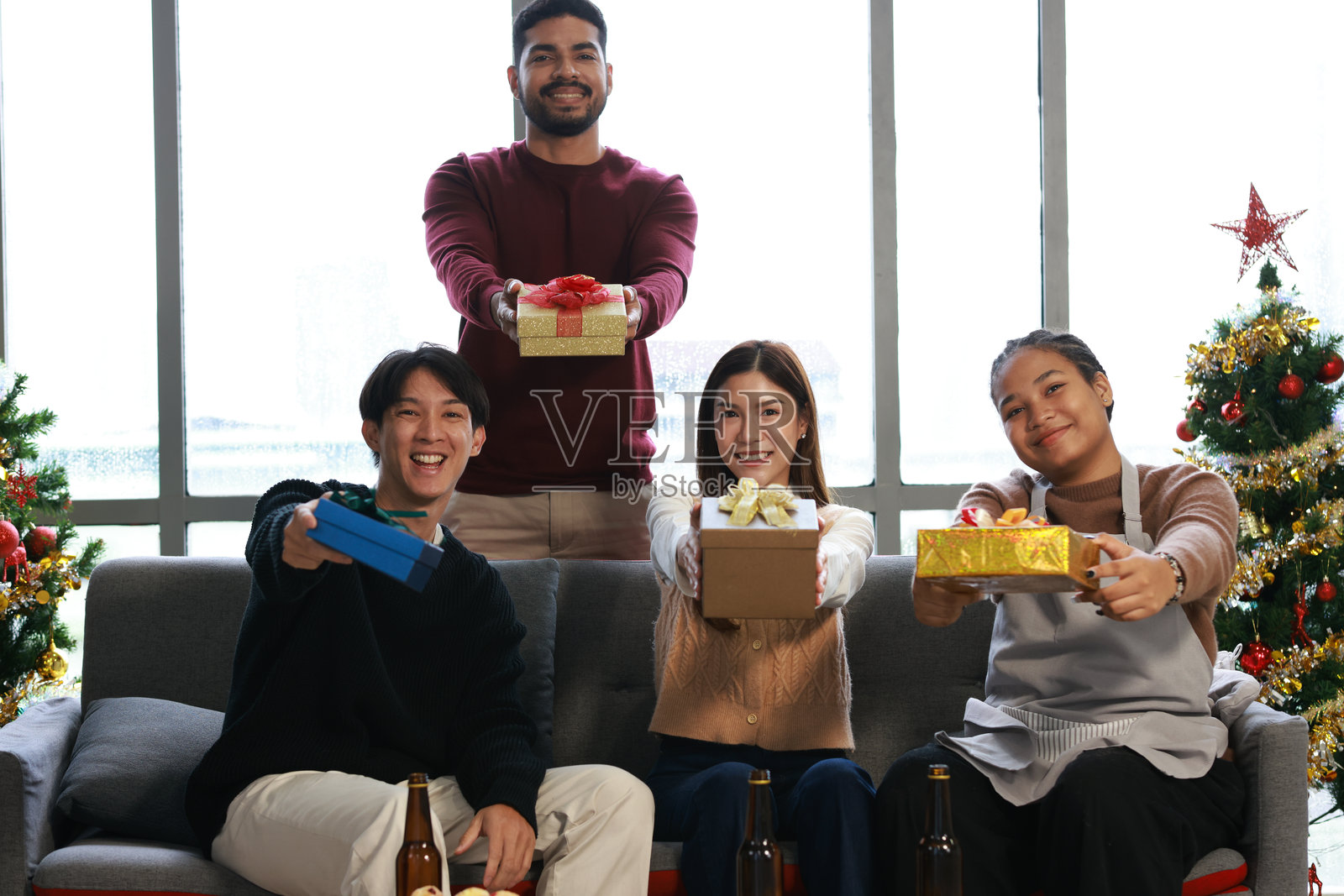 一群活泼快乐的朋友们在热闹的圣诞派对上欢声笑语，共同庆祝。照片摄影图片