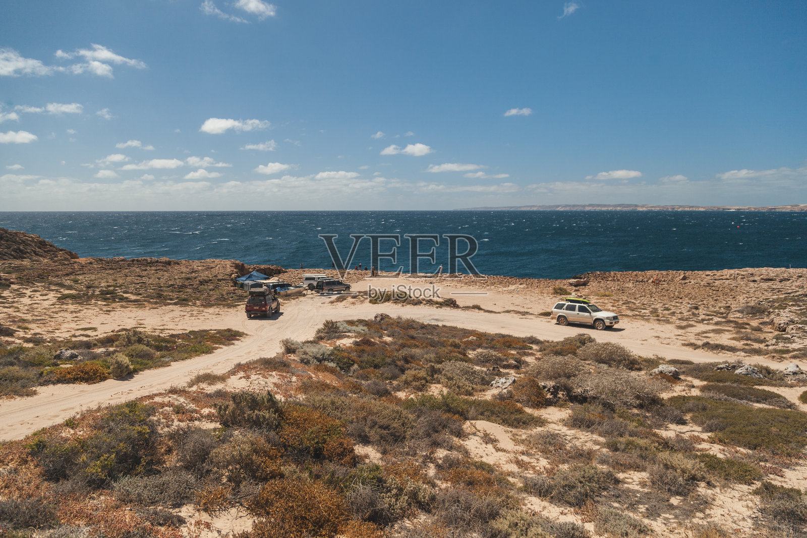 游客们在西澳大利亚的鲨鱼湾崎岖的海岸线上享受阳光明媚的一天。照片摄影图片