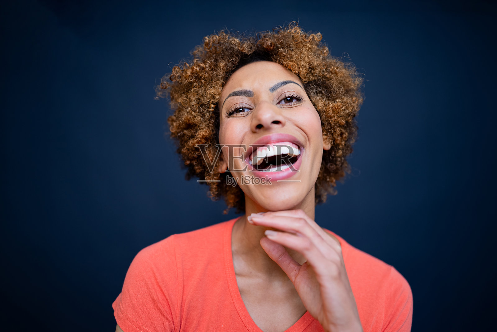 深蓝色背景下的中年女性肖像照片摄影图片