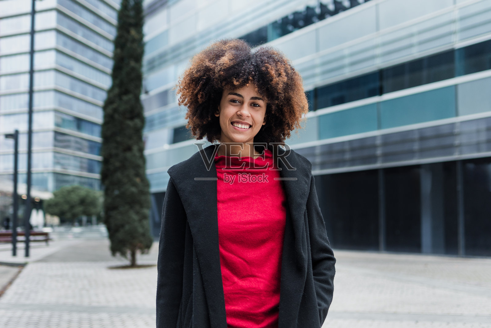 西班牙城市中年轻非裔美国女性商人的肖像，拥有非洲卷发的西班牙和加勒比人。照片摄影图片