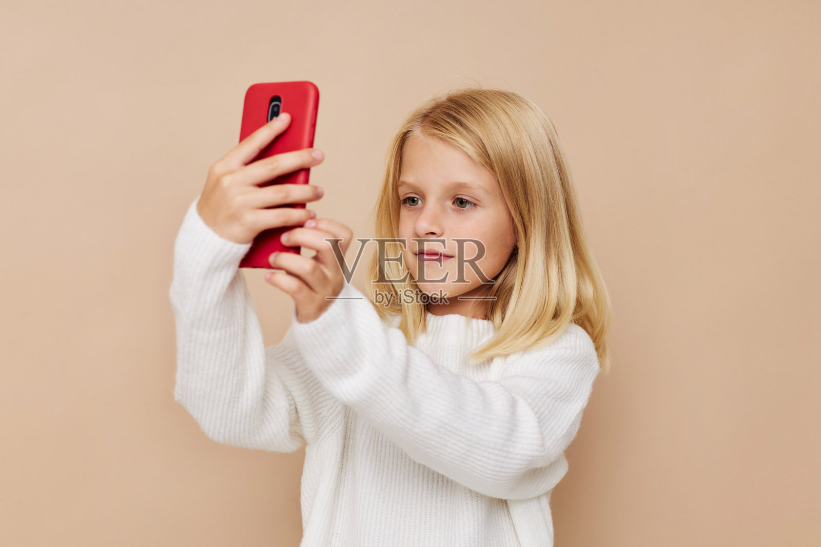 微笑的小可爱在摄影棚里摆姿势打电话照片摄影图片