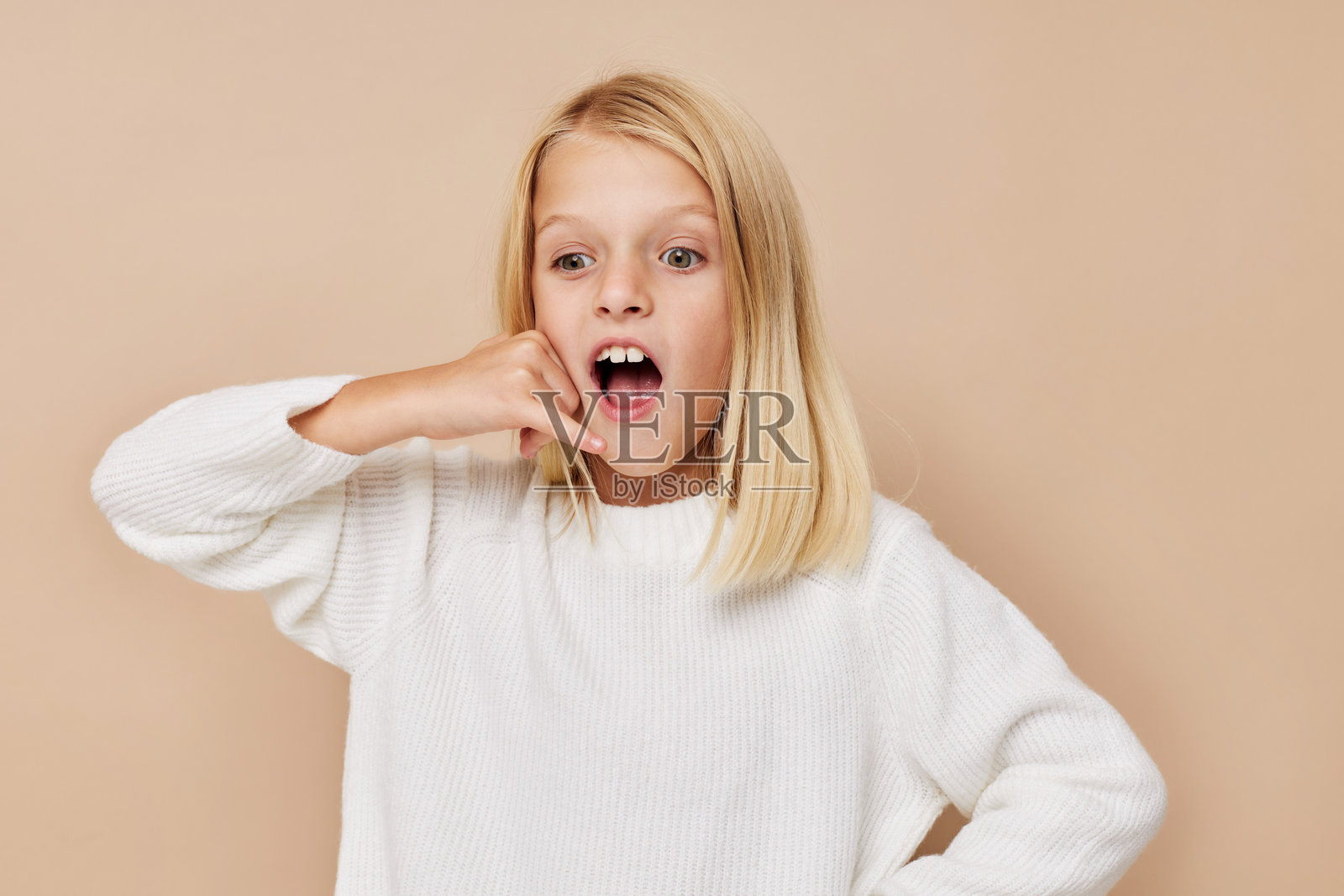 微笑的小可爱手持红色电话的特写肖像照片摄影图片