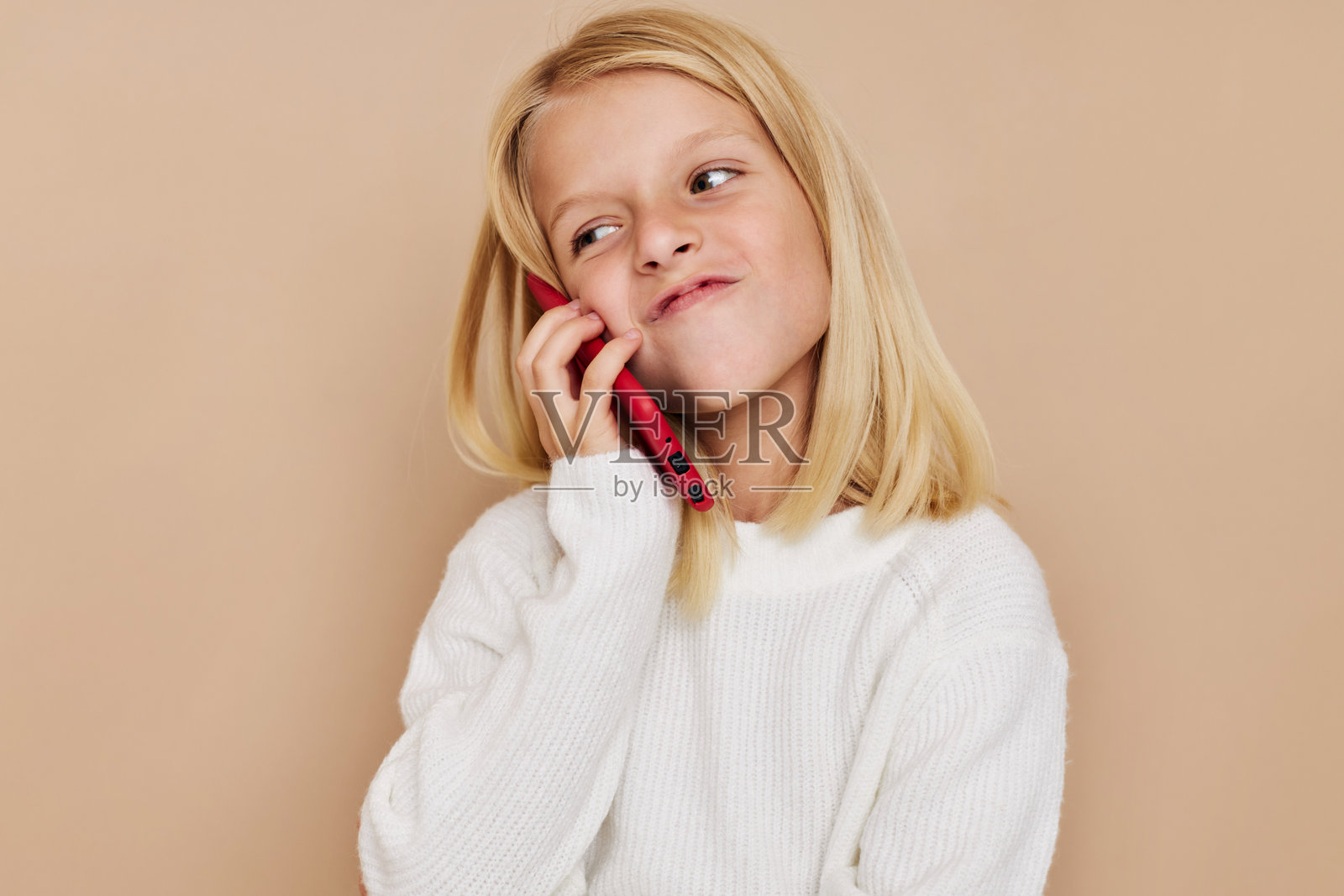 快乐可爱的女孩穿着毛衣，做鬼脸，儿童生活方式概念照片摄影图片