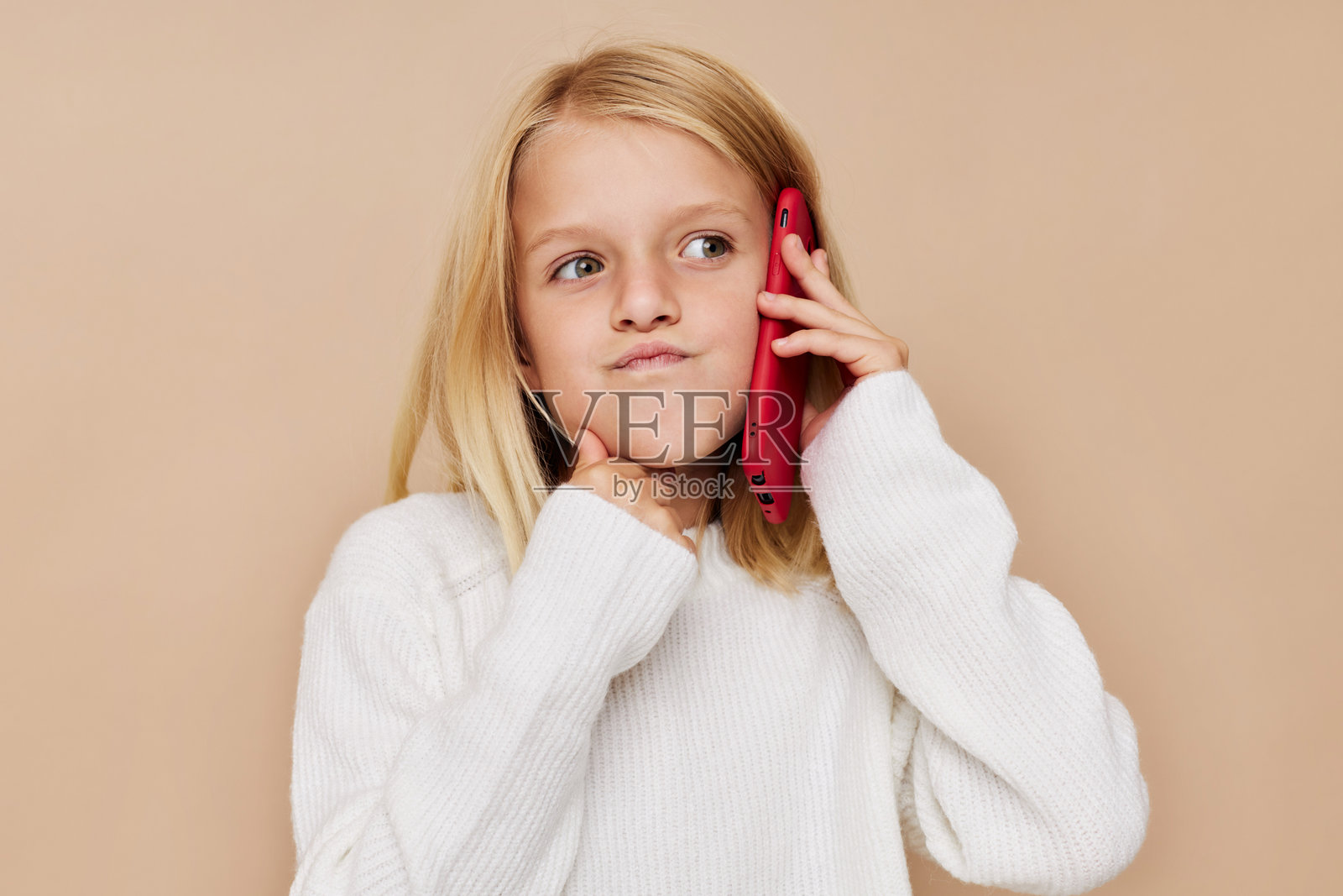 美丽的小女孩在打电话，科技儿童生活方式概念照片摄影图片