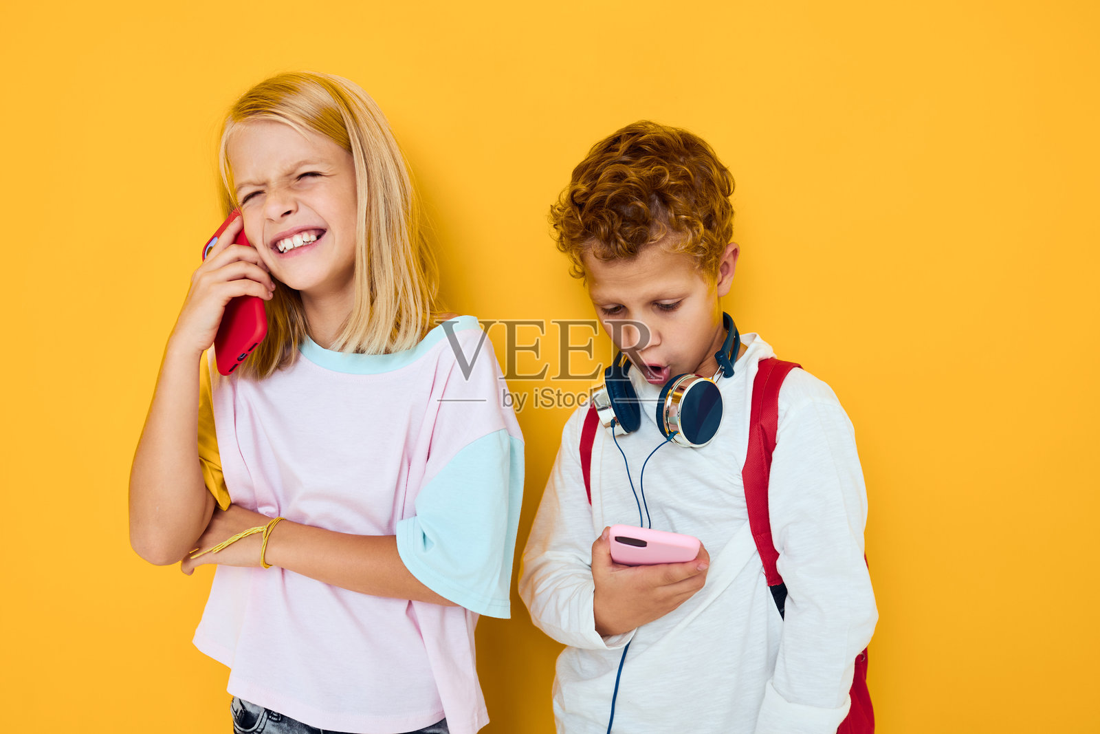 可爱的孩子们在交流和微笑，表达快乐的情感，教育概念的工作室环境照片摄影图片