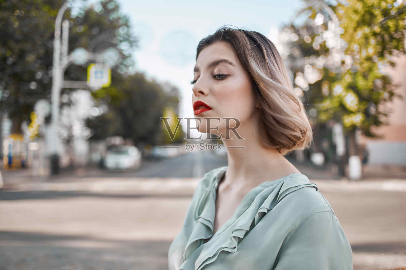 可爱的金发女孩在公园里享受新鲜空气照片摄影图片