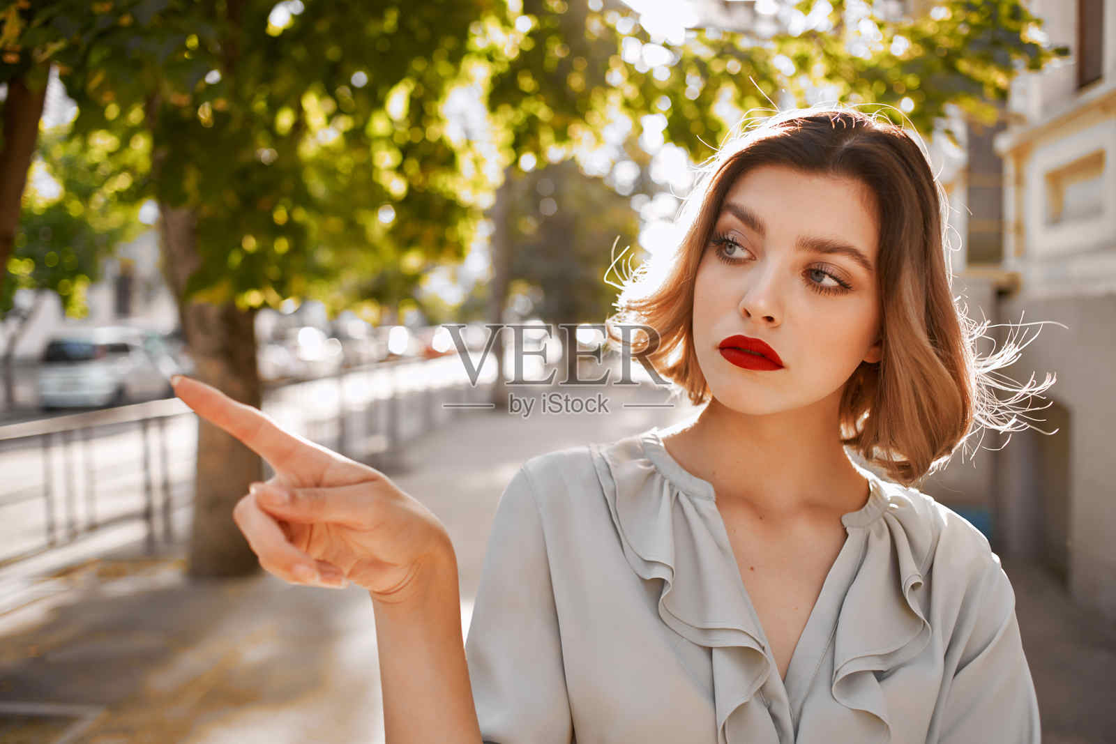 夏季在公园散步的女性情感照片摄影图片