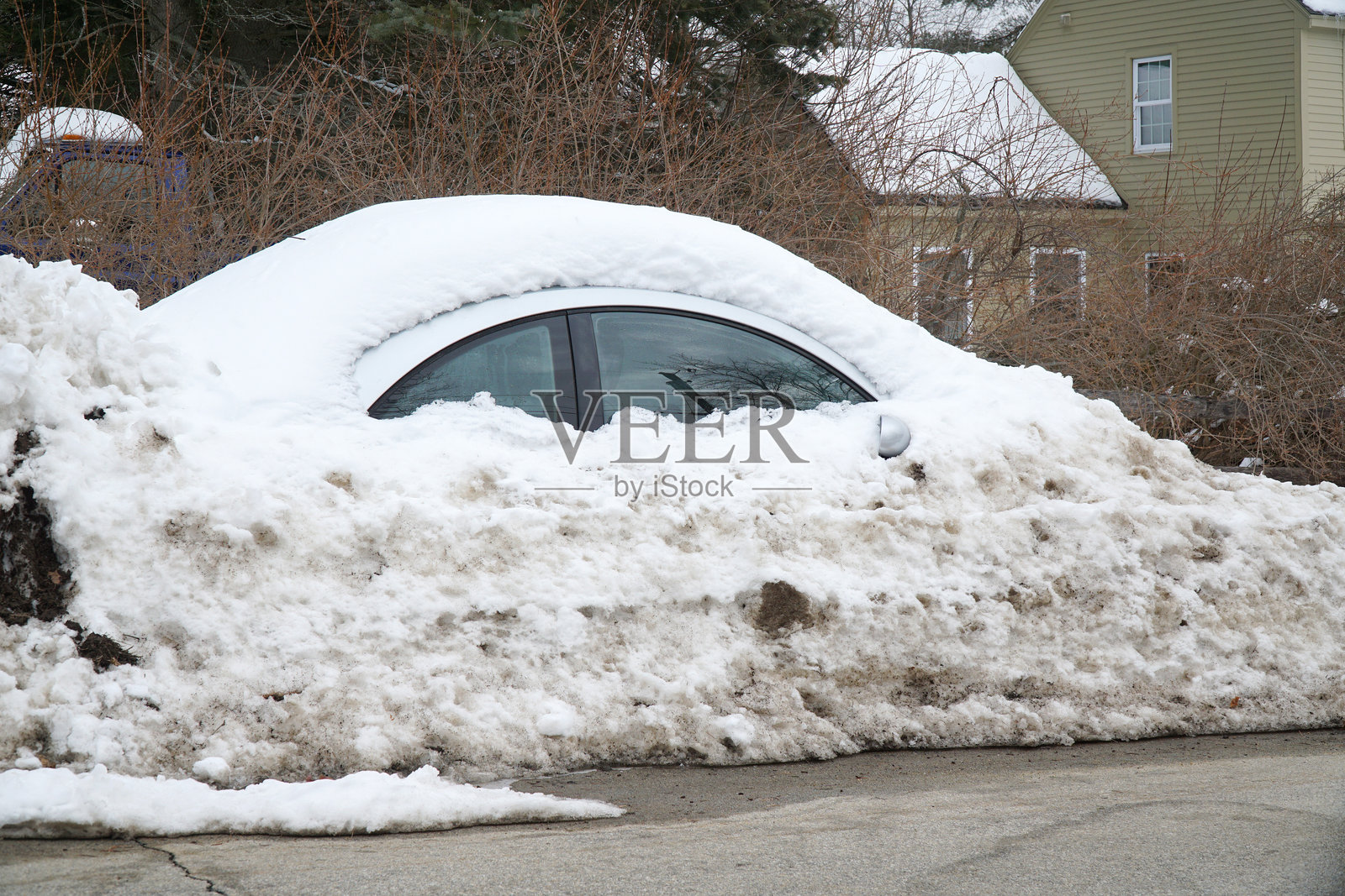 暴风雪后被埋在雪中的汽车照片摄影图片