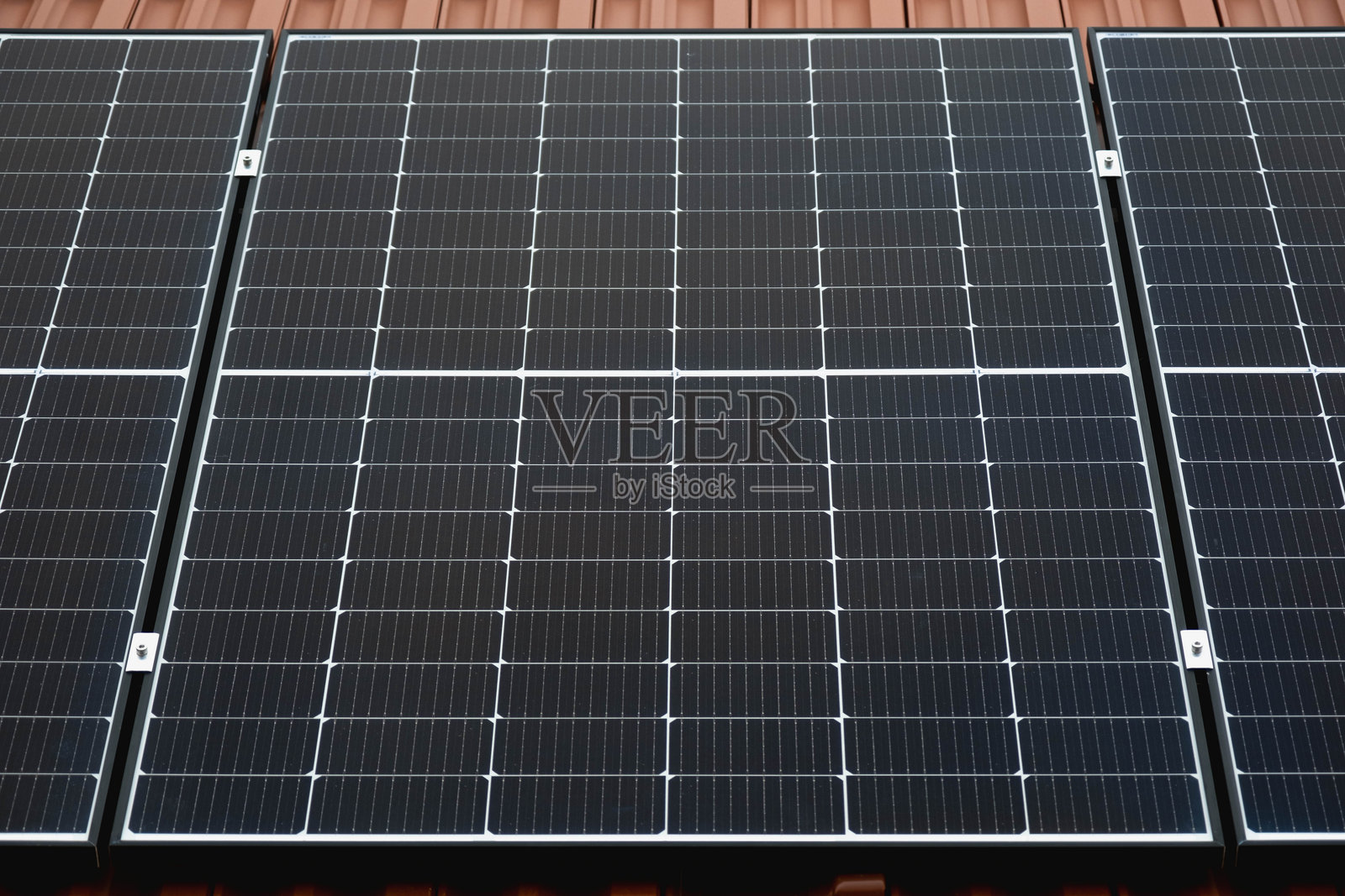 住宅公寓楼屋顶上的太阳能电池板鸟瞰图照片摄影图片