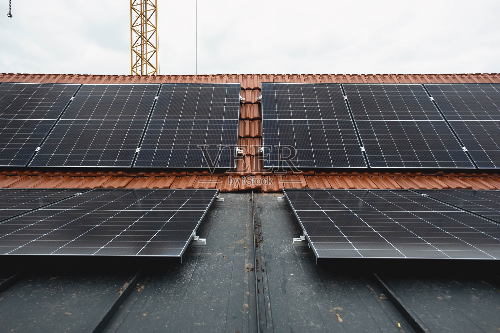 住宅公寓楼屋顶上的太阳能电池板鸟瞰图照片摄影图片