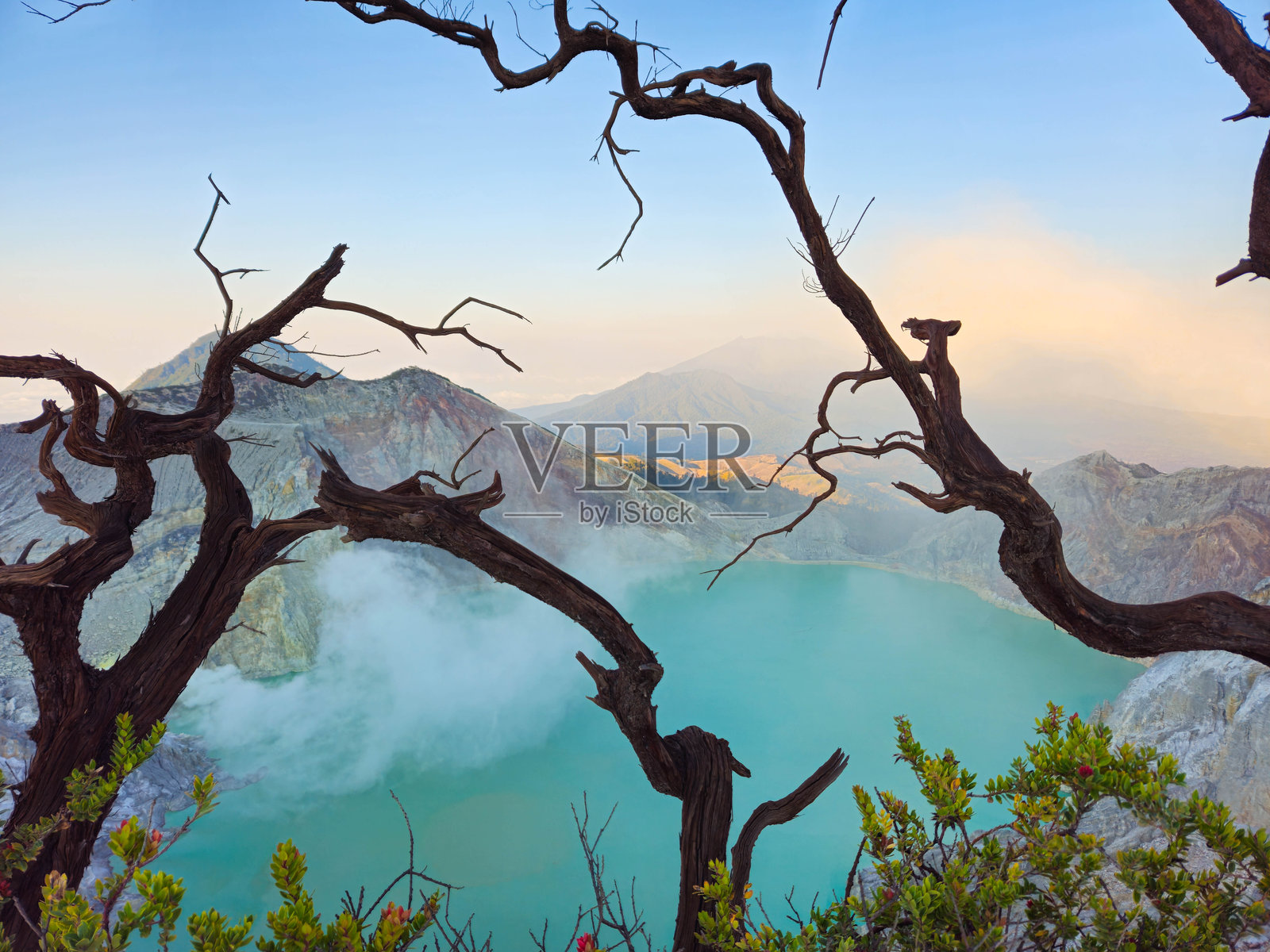 卡瓦伊杰火山，火山口内有火山湖和冒烟的通风口，早晨的光线洒在班尤旺宜。照片摄影图片