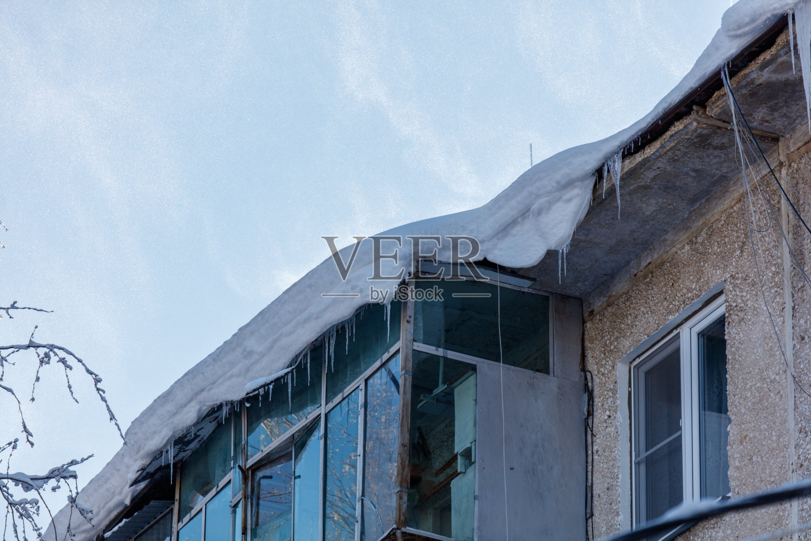 一栋屋顶挂着冰柱的房子照片摄影图片