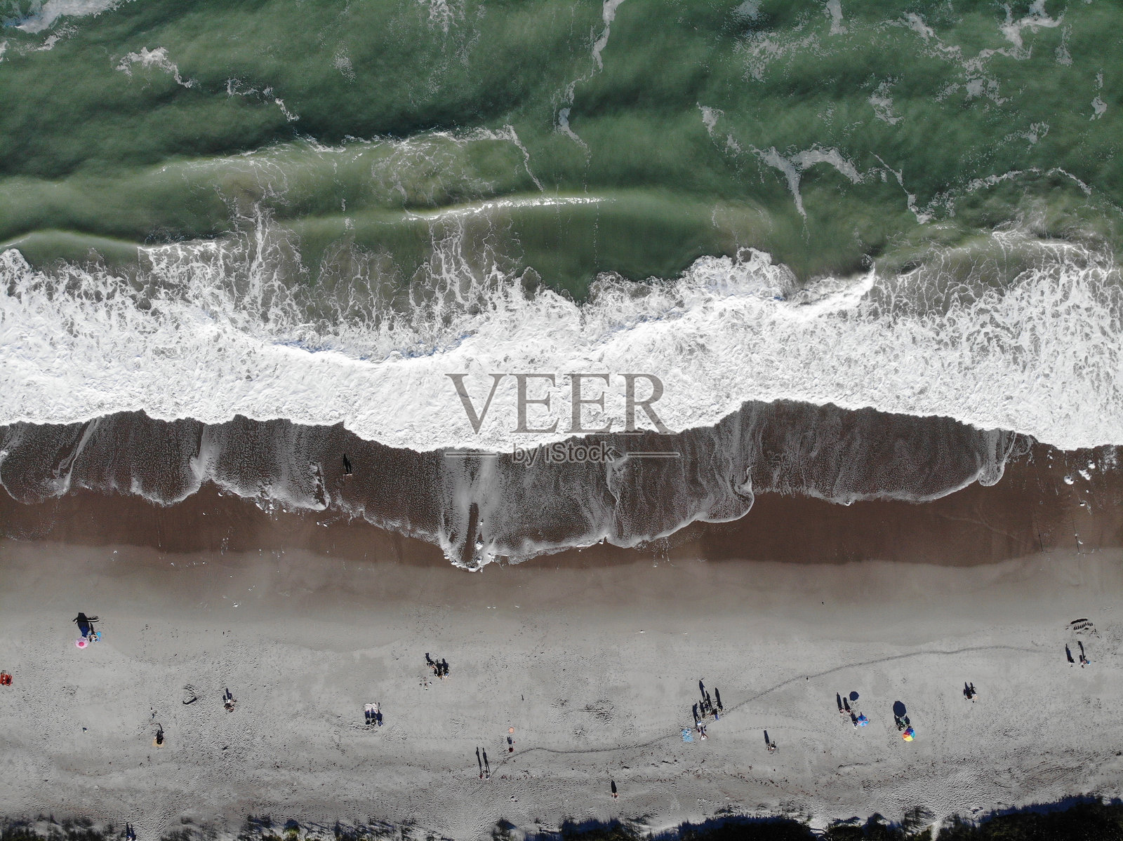 无人机视角下的海浪以惊艳的图案拍打岸边照片摄影图片