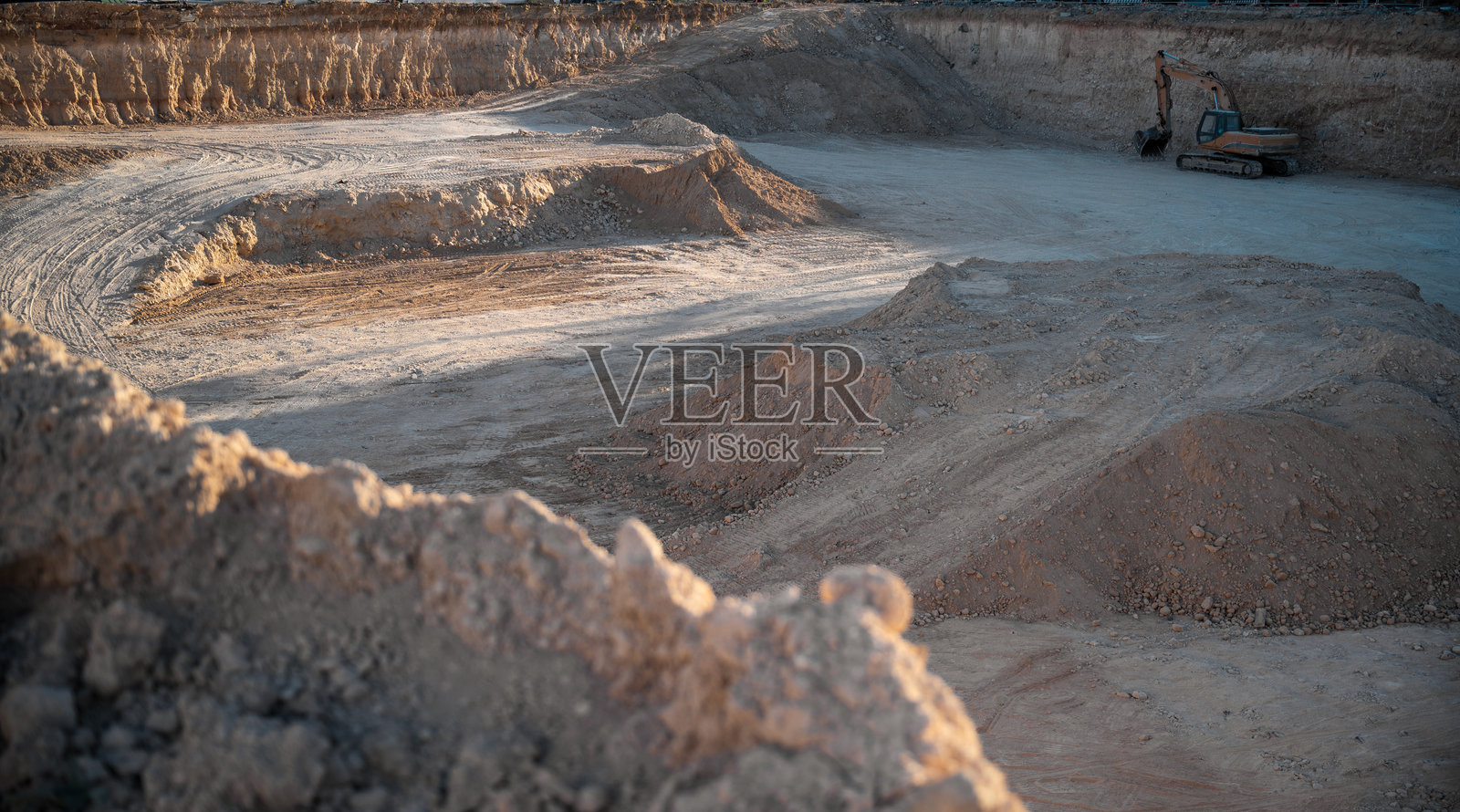 工厂建设，挖掘现场照片摄影图片