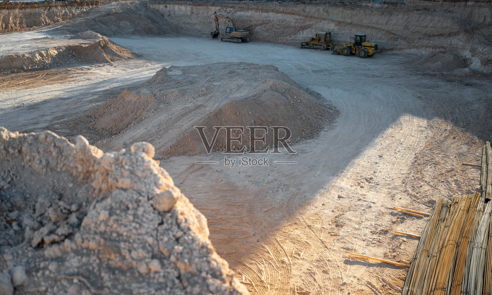 工厂建设，挖掘现场照片摄影图片