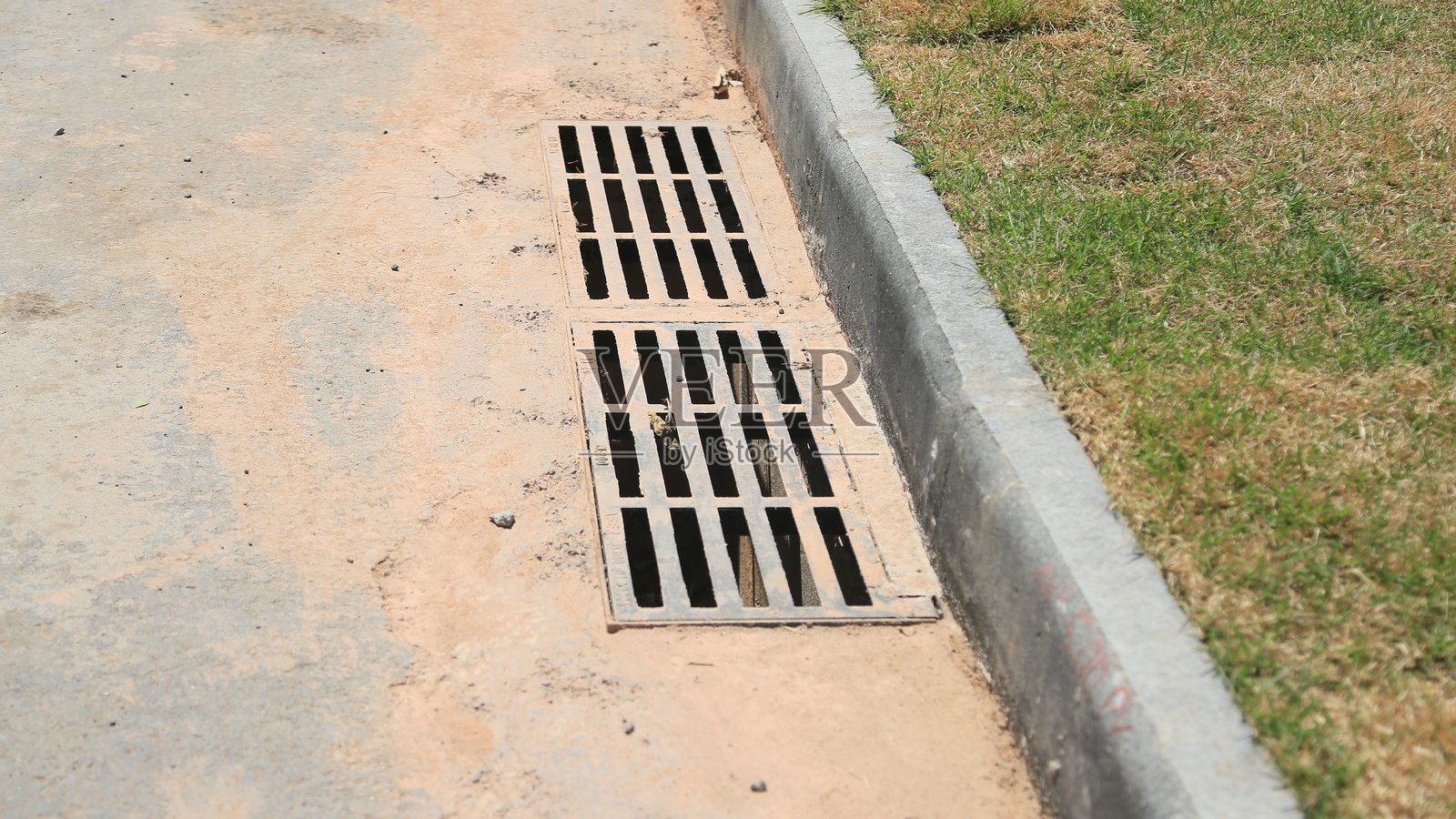 雨水收集井盖照片摄影图片