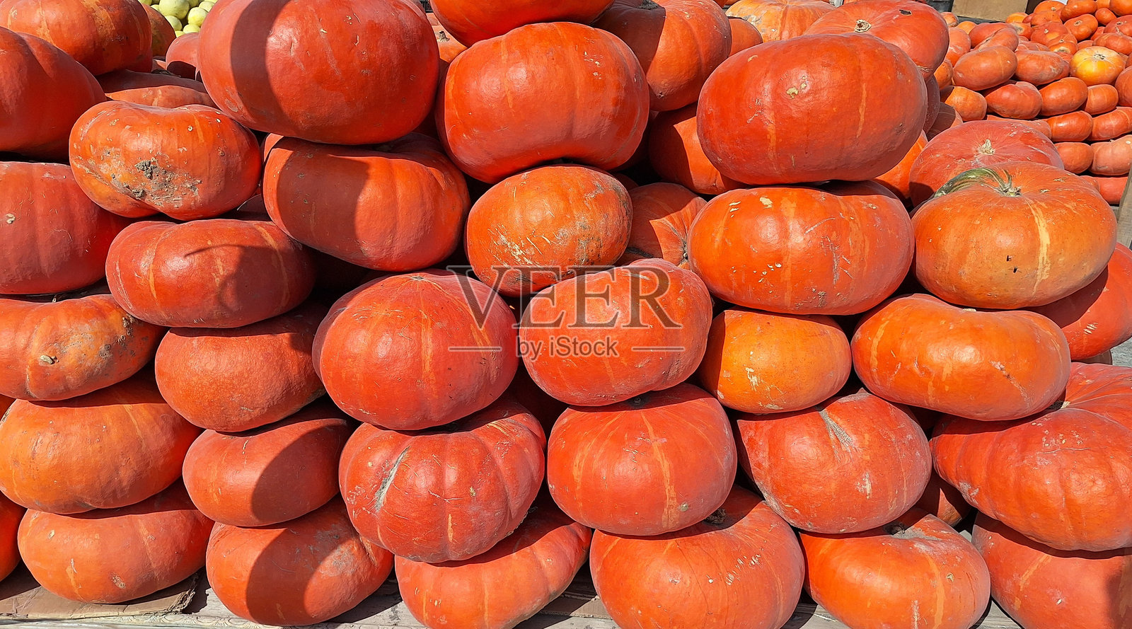 一堆圆形橙色南瓜叠放在一起照片摄影图片