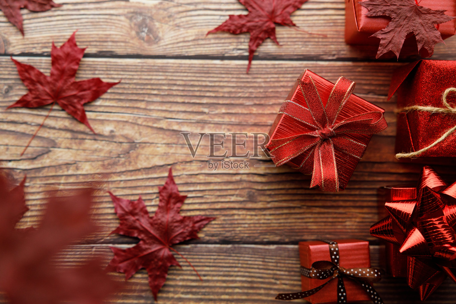 各种手工艺礼品盒放在木质背景上。照片摄影图片