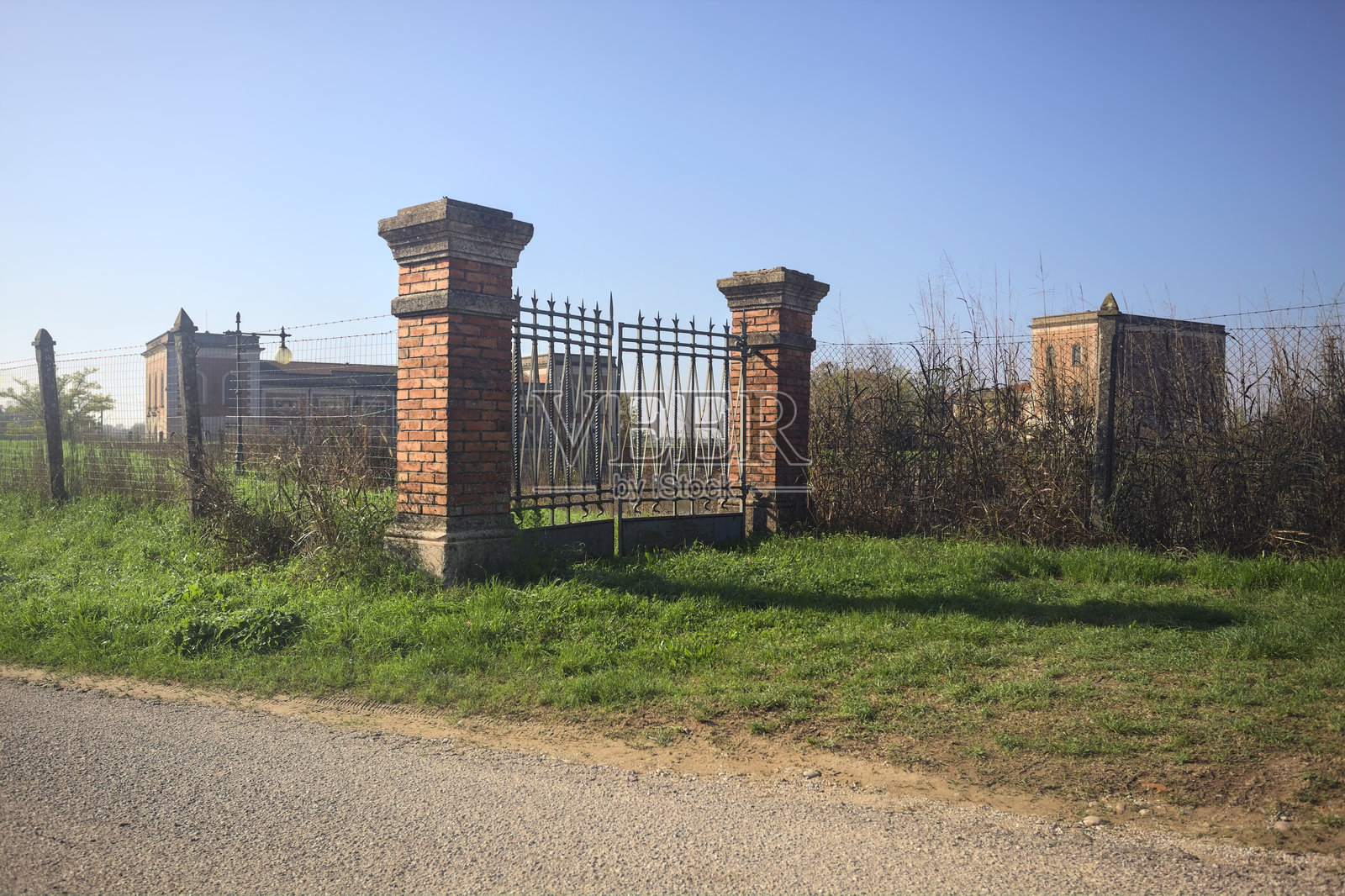 路边的关闭大门照片摄影图片