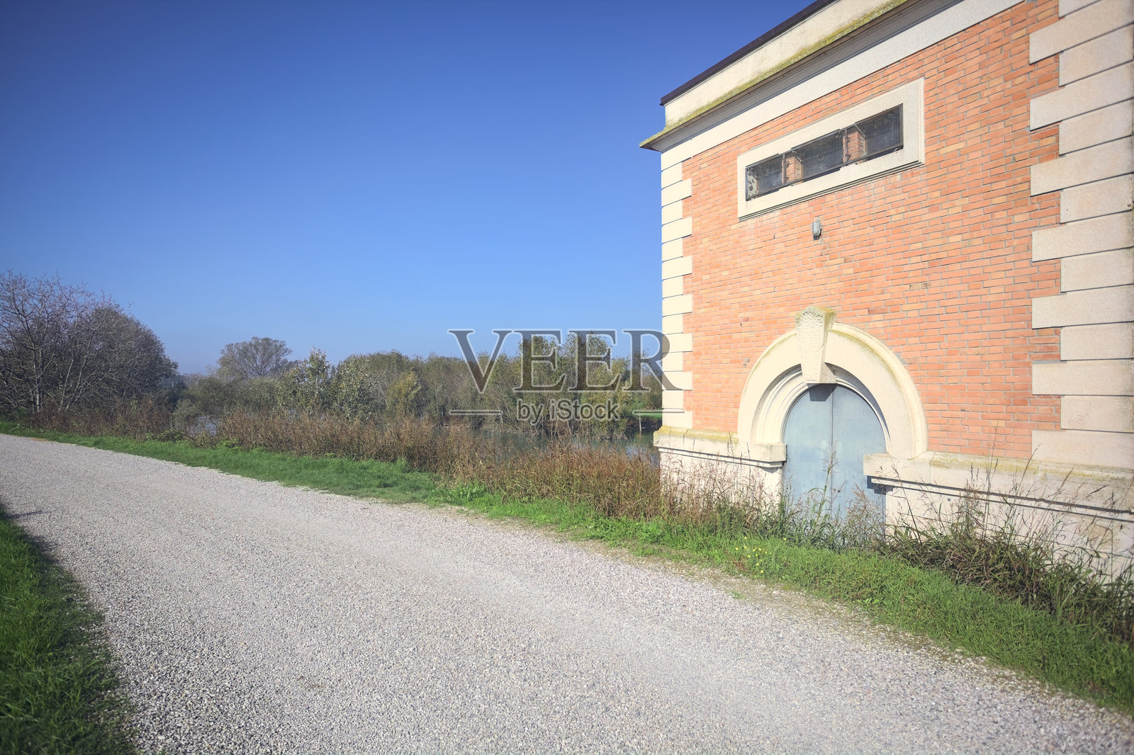 乡村中的旧水闸建筑照片摄影图片