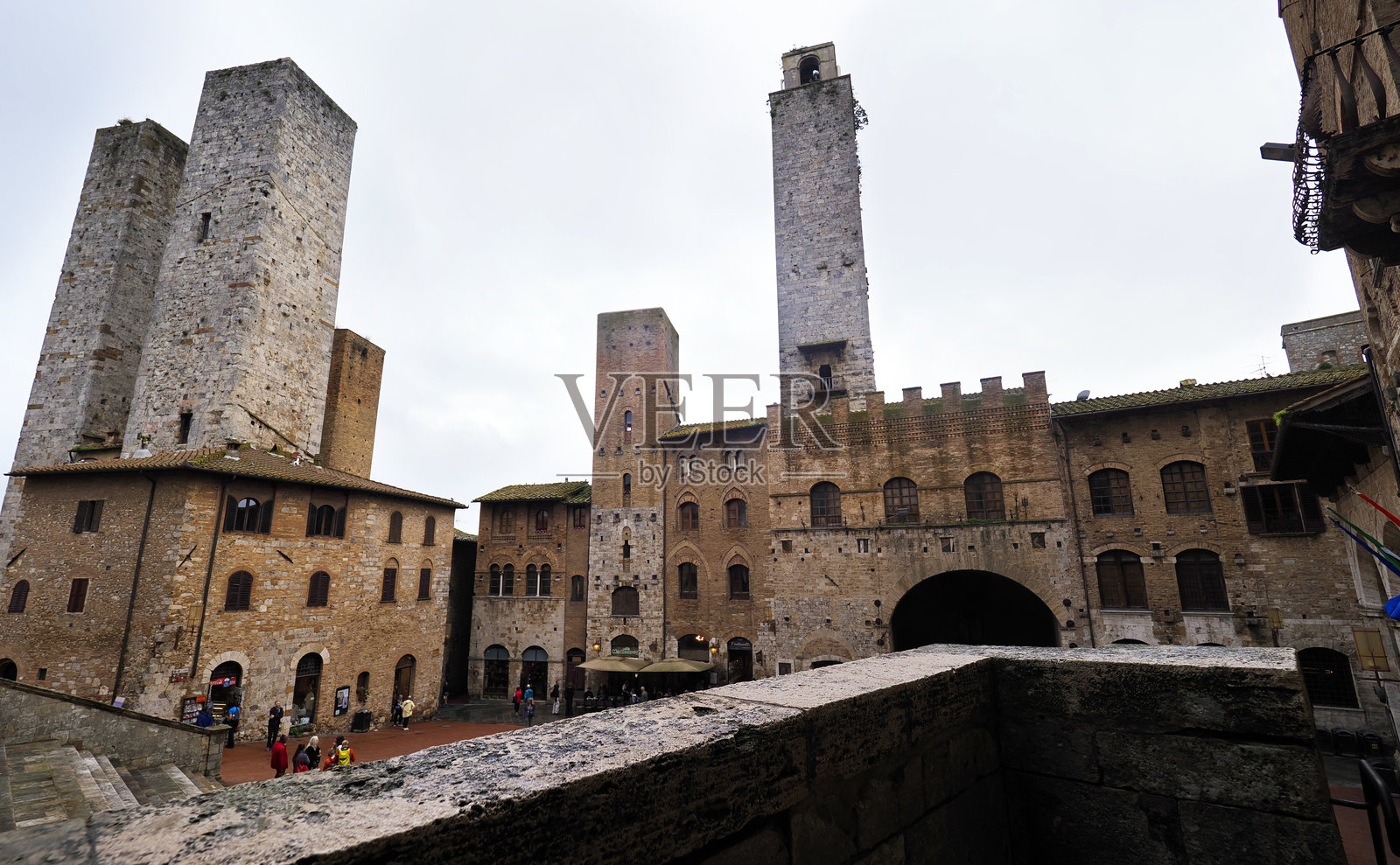 托斯卡纳中世纪小镇圣吉米尼亚诺风景如画且迷人的小巷。照片摄影图片