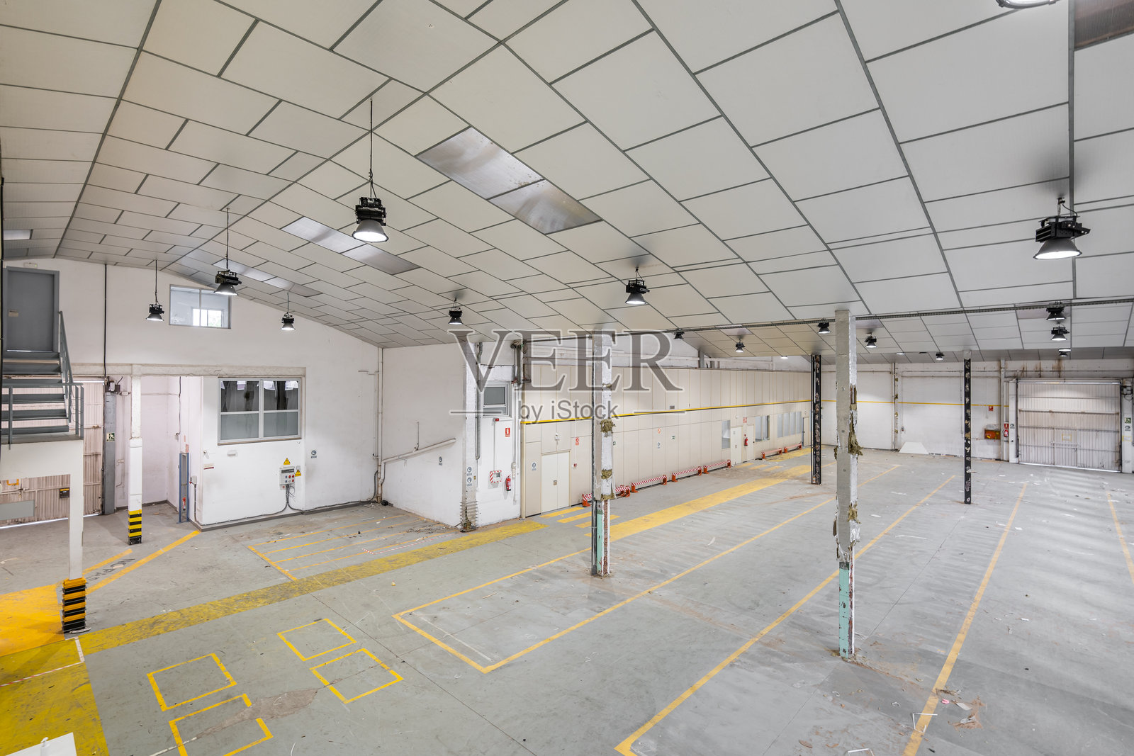 空旷的汽车修理店或停车场的俯视图，充满自然光。重新设计场地用途的概念。工厂或仓库空间。照片摄影图片