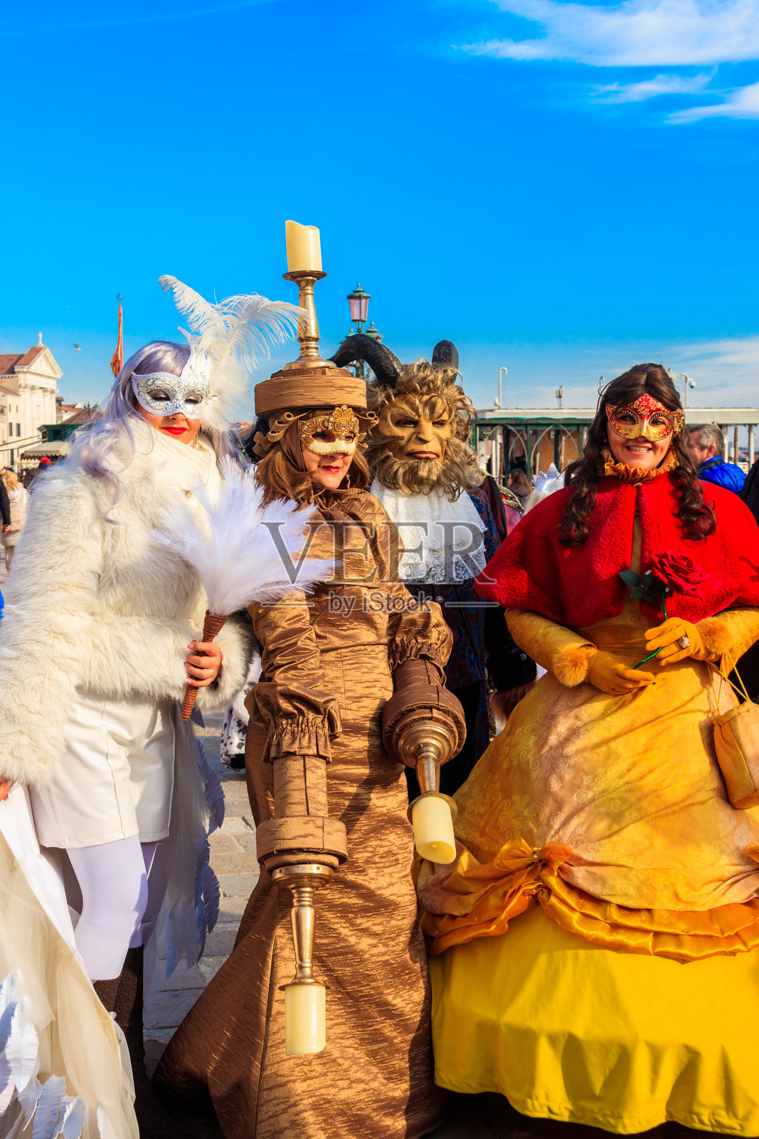 在意大利威尼斯的年度威尼斯狂欢节上，身穿《美女与野兽》角色服装的身份不明的人们照片摄影图片