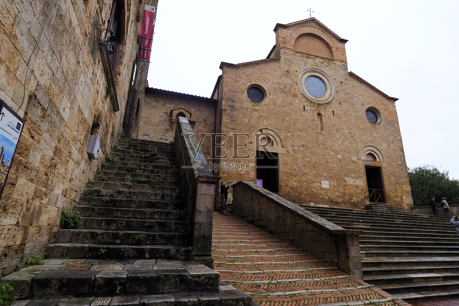 托斯卡纳中世纪小镇圣吉米尼亚诺风景如画且迷人的小巷。照片摄影图片