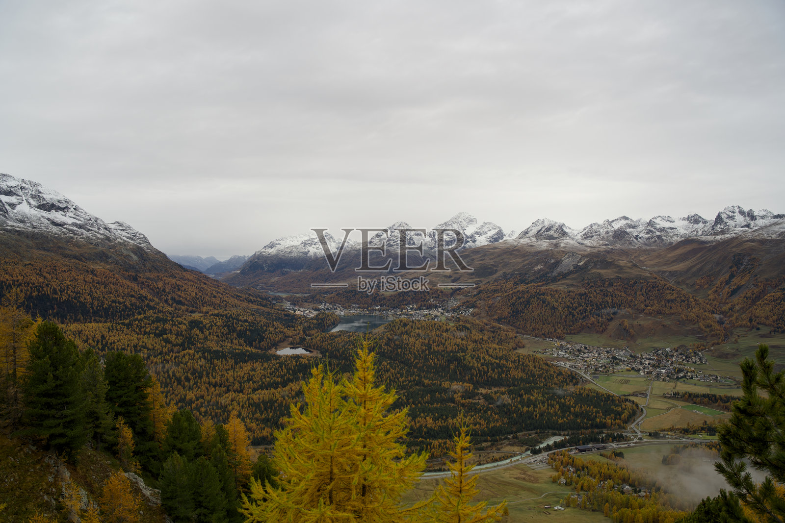 穆塔斯·穆拉格尔俯瞰秋季的庞特雷西纳和圣莫里茨附近的山谷景色照片摄影图片
