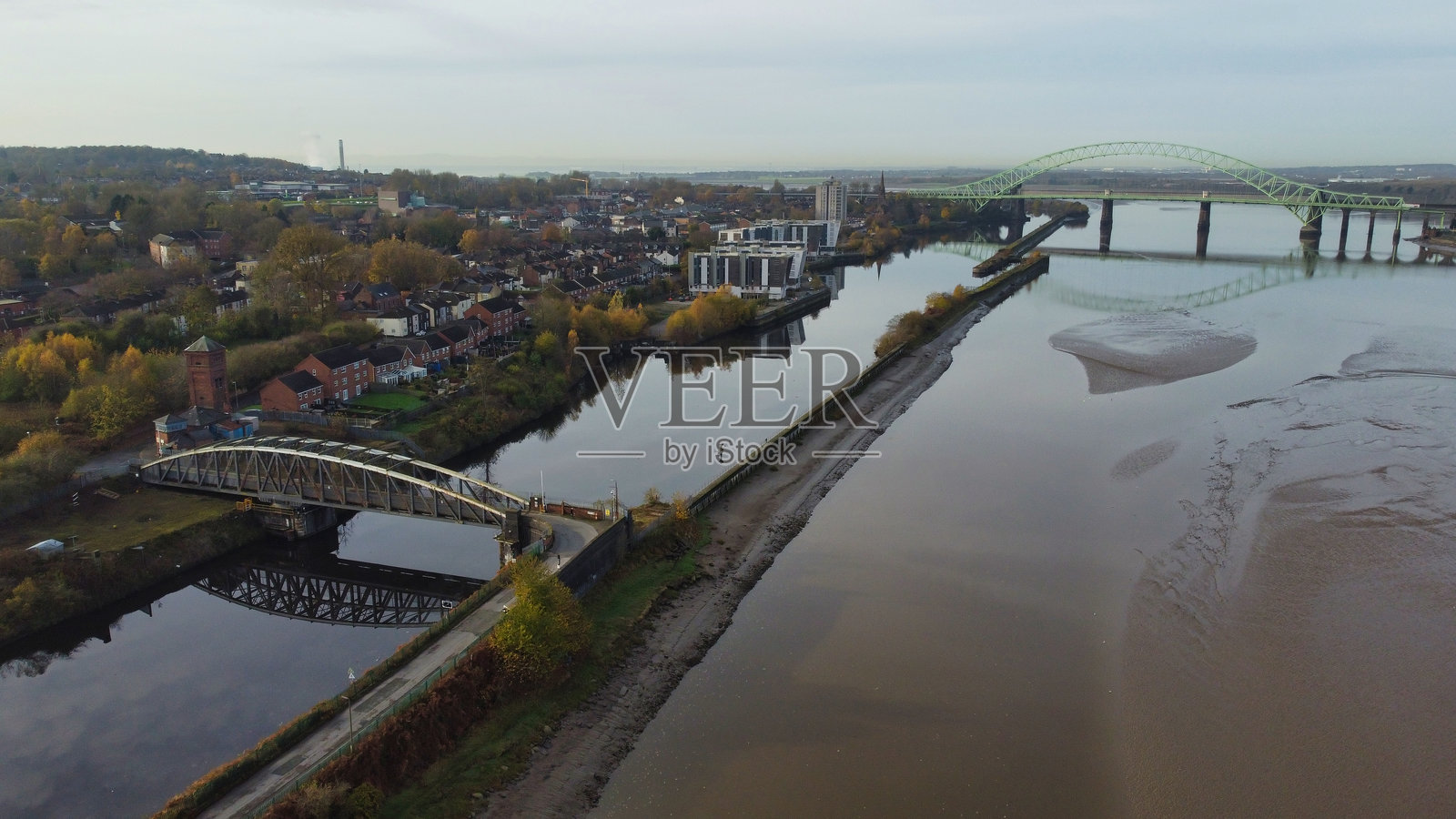 英格兰切eshire郡伦康的老码头秋千桥和银禧桥的鸟瞰图照片摄影图片