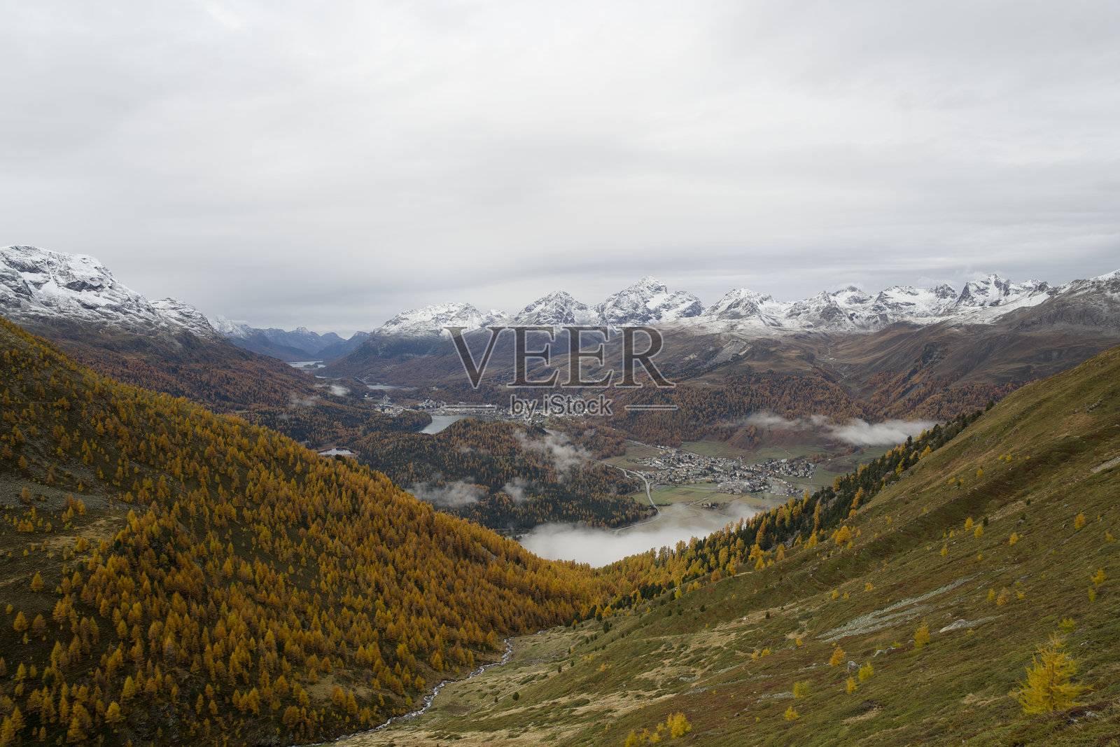 穆塔斯·穆拉格尔俯瞰秋季的庞特雷西纳和圣莫里茨附近的山谷景色照片摄影图片