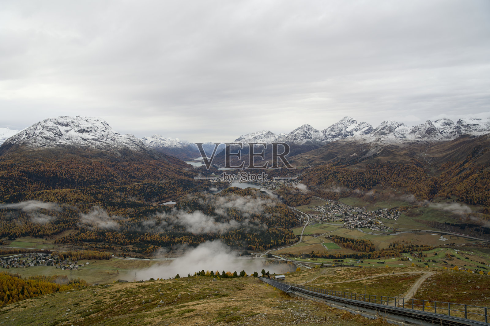 穆塔斯·穆拉格尔俯瞰秋季的庞特雷西纳和圣莫里茨附近的山谷景色照片摄影图片