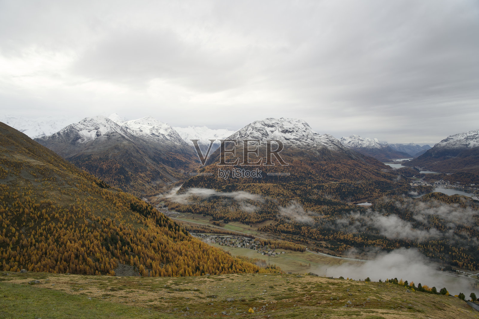 穆塔斯·穆拉格尔俯瞰秋季的庞特雷西纳和圣莫里茨附近的山谷景色照片摄影图片