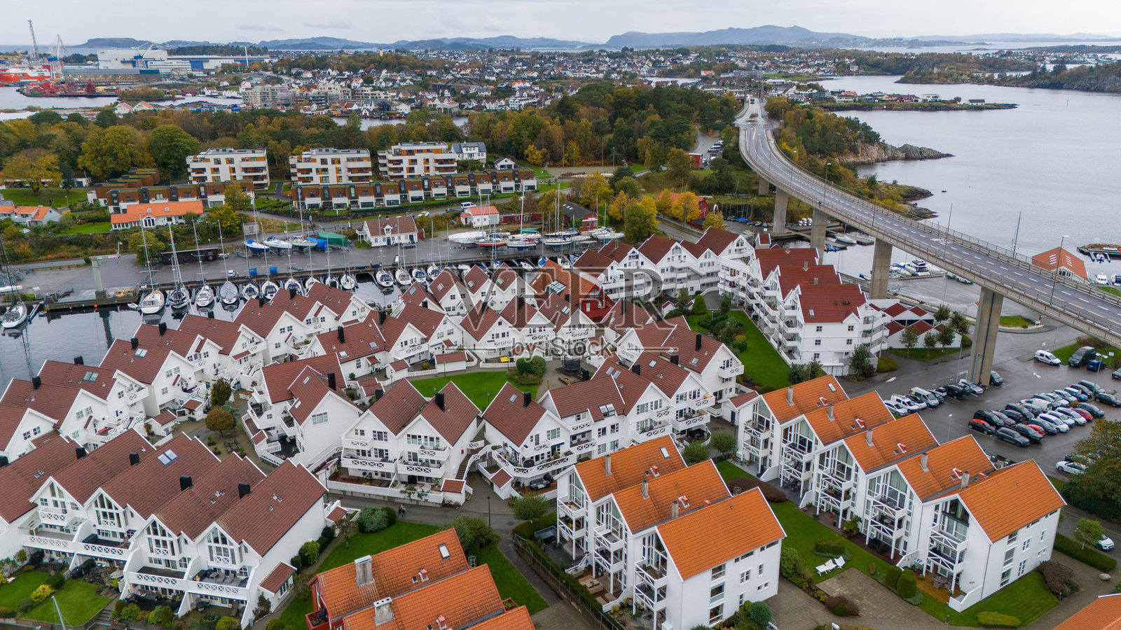 海滨住宅区及码头的鸟瞰图照片摄影图片