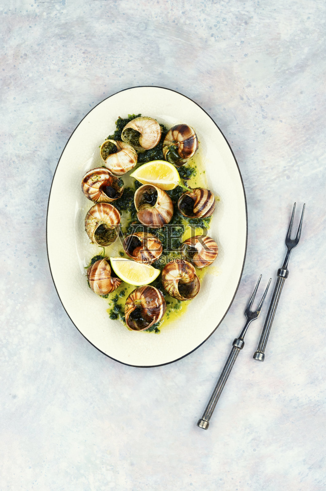 黄油烤蜗牛。照片摄影图片