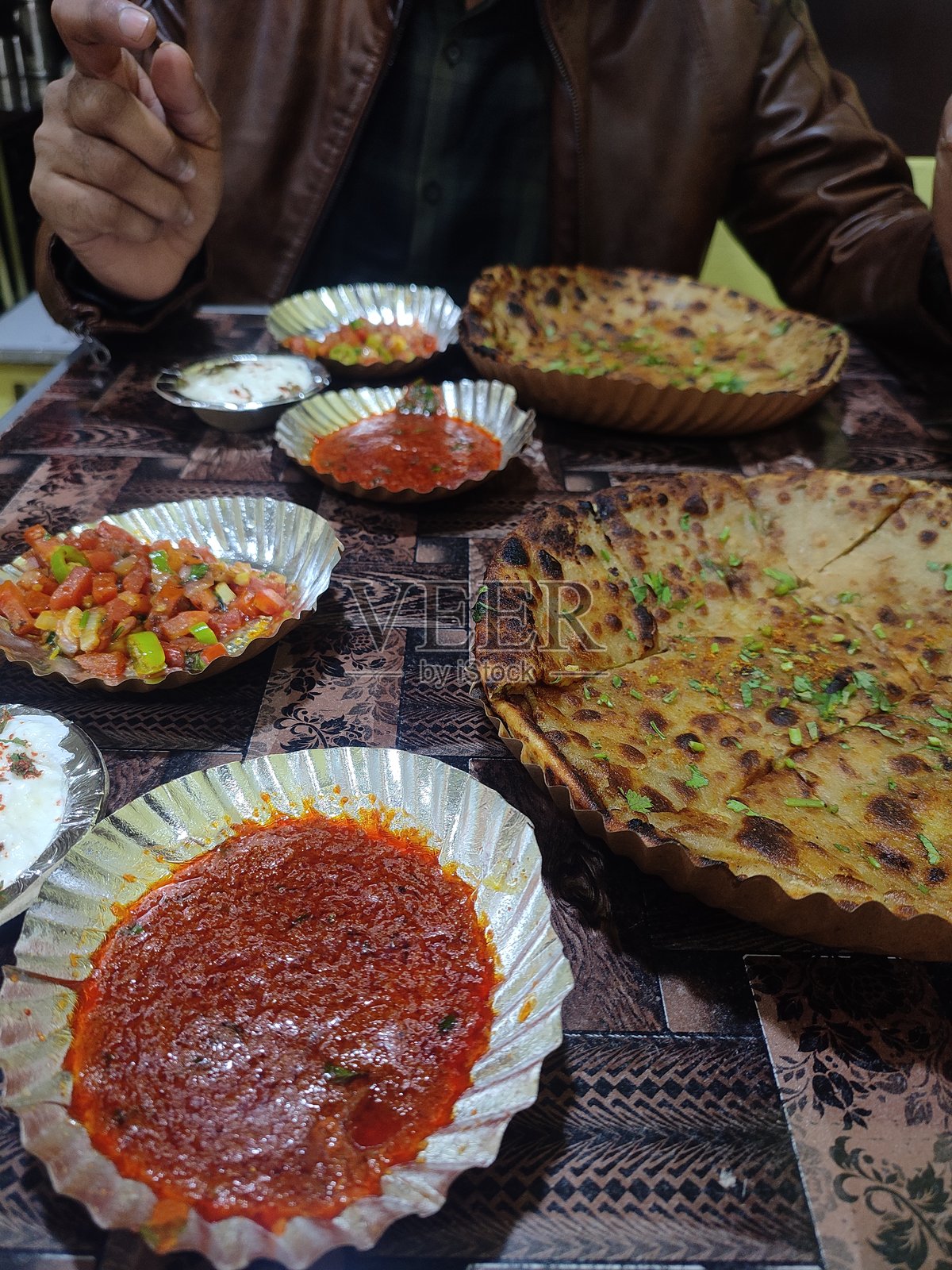 餐厅里享用午餐的土豆饼美食摄影照片摄影图片